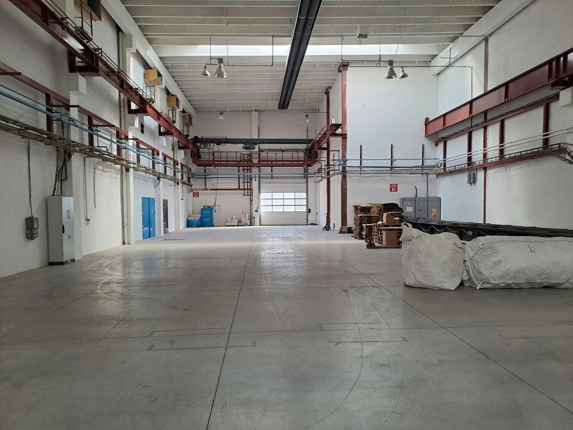 Warehouse with logistics services near the E442.