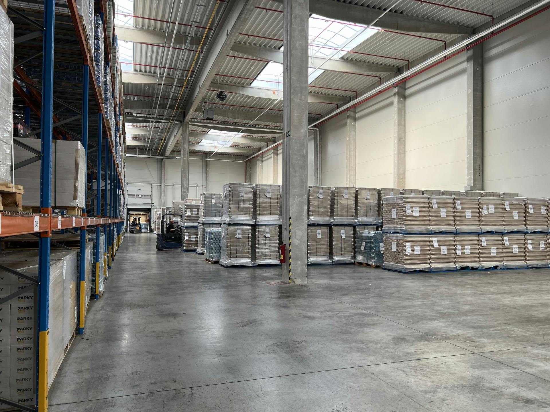 Warehouse space with logistics services in Zápy u Prahy.